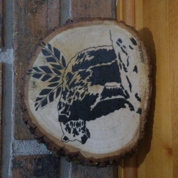 Sliced tree trunk painted shellac bear picture - Picture 10 of 10